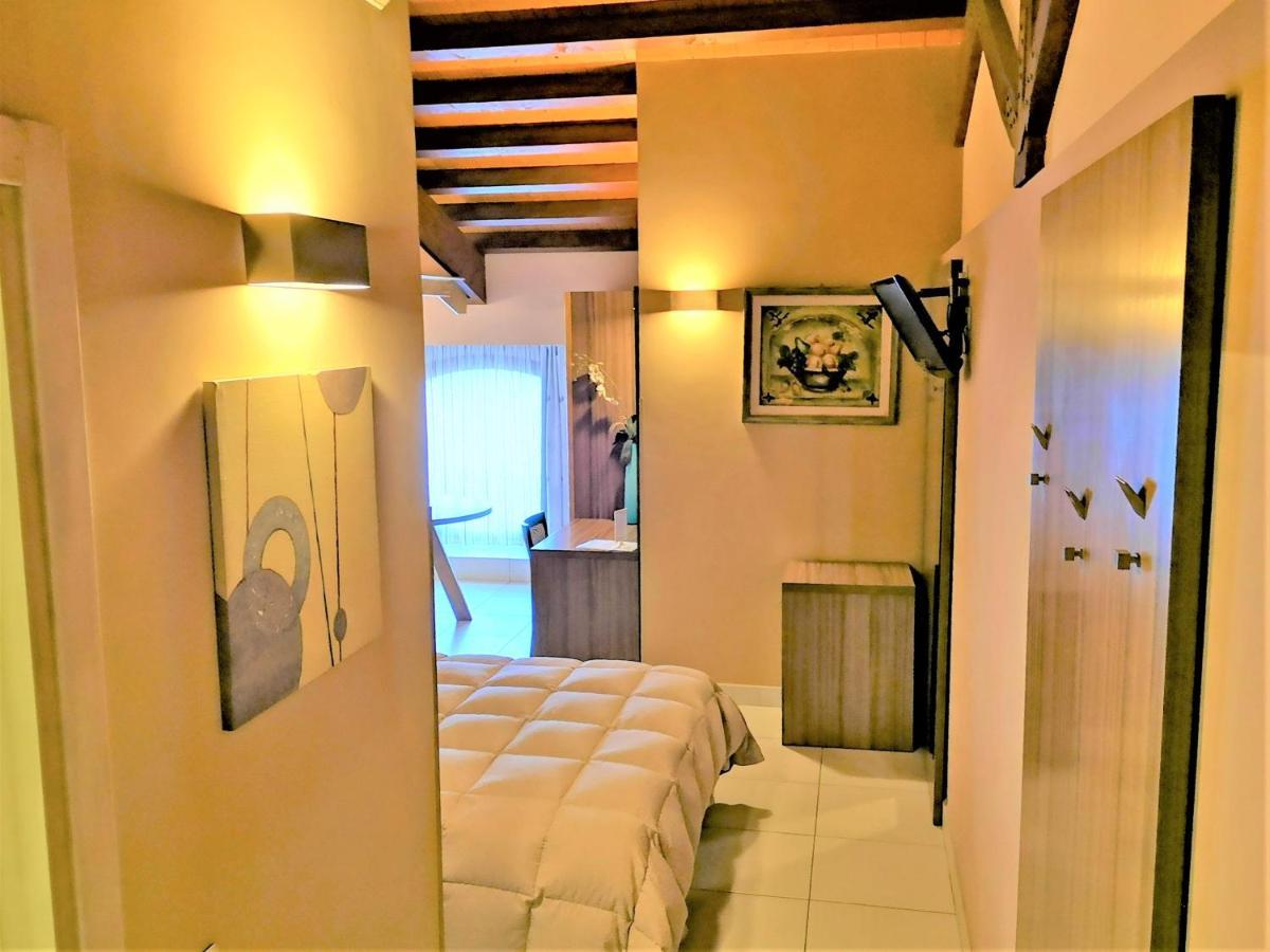 B&B Acireale - Il Cavalluccio Marino Fronte Mare Buitenkant foto