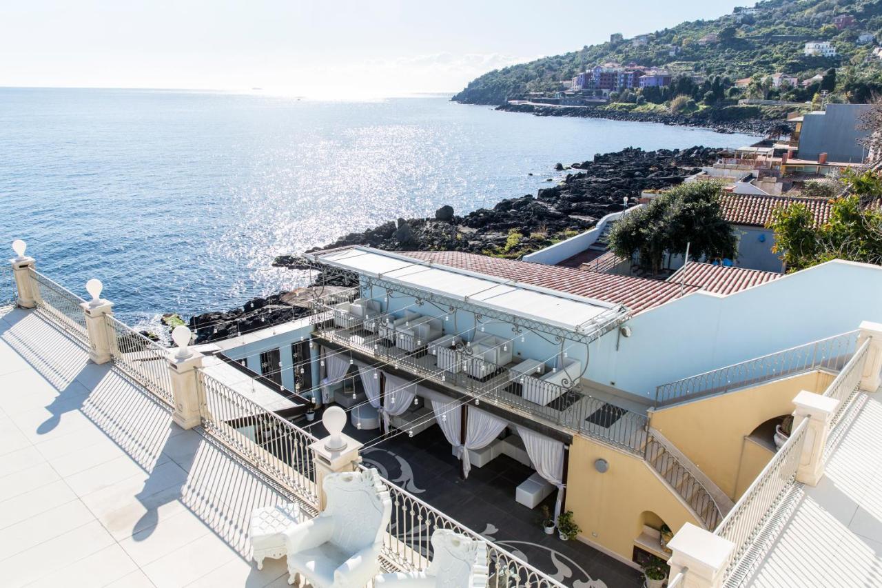 B&B Acireale - Il Cavalluccio Marino Fronte Mare Buitenkant foto