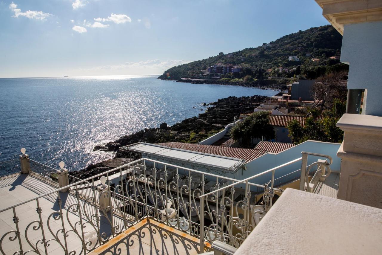 B&B Acireale - Il Cavalluccio Marino Fronte Mare Buitenkant foto